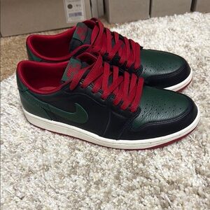 Nike Black and Green Sneakers with Classic Silhouette